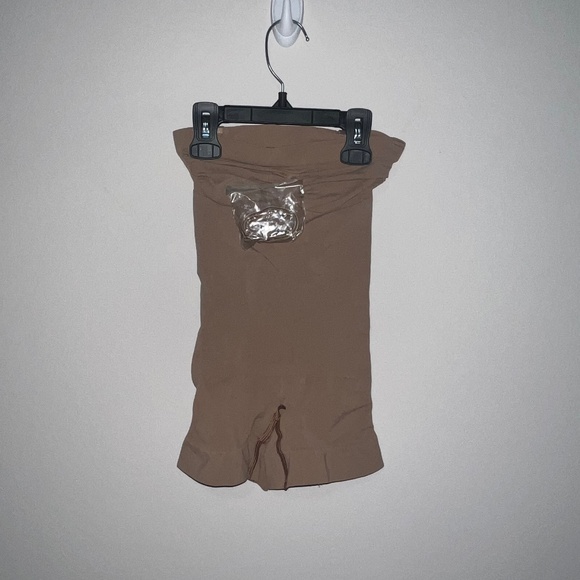 NWOT SKIMS SHAPEWEAR SEAMLESS SCULPT STRAPLESS SHORTIE BODYSUIT SIENNA SMALL WIT - Picture 1 of 4